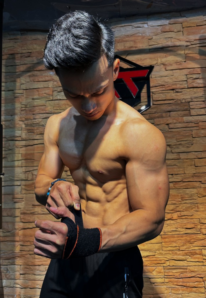 Huấn luyện viên Tú Trương chuẩn bị tập luyện